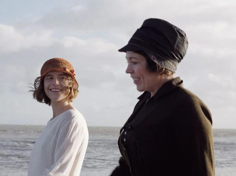 Fotos z filmu przedstawia dwie aktorki na tle wody i nieba. Obie się uśmiechają i rozmawiają ze sobą. Kobieta po lewej ubrana jest na biało, a ta po prawej na czarno. Obie posiadają nakrycia głowy.
