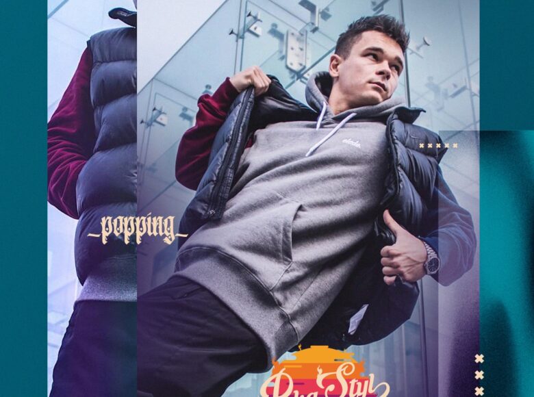 Kolorowa fotografia przedstawia mężczyznę ubranego w czarne spodnie i szarą bluzę. Chłopak pochylony jest do tyłu, wykonuje figurę taneczną. W prawym górnym rogu znajduje się podpis z jego pseudonimem "Kaczorex". W dolnej części całej grafiki znajduje się logotyp "Poka Styl".