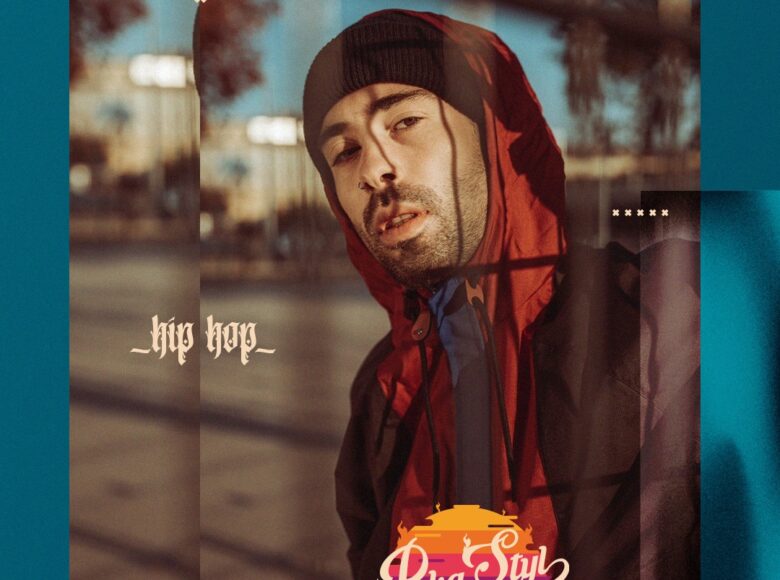 Kolorowe zdjęcie przedstawia mężczyznę patrzącego prosto w obiektyw. Ubrany jest w czerwoną kurtkę z kapturem i czarną czapkę. W prawym górnym rogu znajduje się jego pseudonim "Żolsky", a na dole grafiki znajduje się logo "Poka Styl".