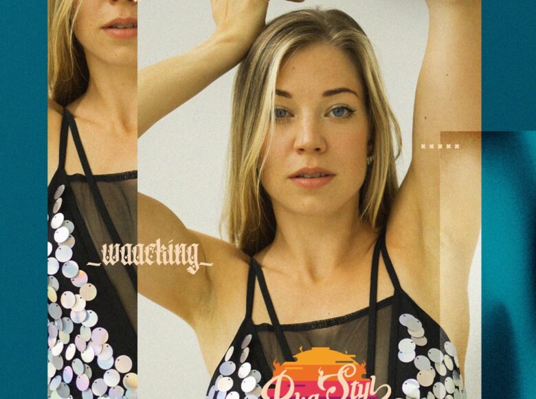 Kolorowa fotografia przedstawia dziewczynę ubraną w czarną bluzkę z cekinami. Kobieta ma proste, blond włosy i niebieskie oczy. Patrzy się prosto w obiektyw, a ręce skierowane ma ku górze. W prawym górnym rogu grafiki znajduje się jej pseudonim "Kalina", a na dole jest logo "Poka Styl".