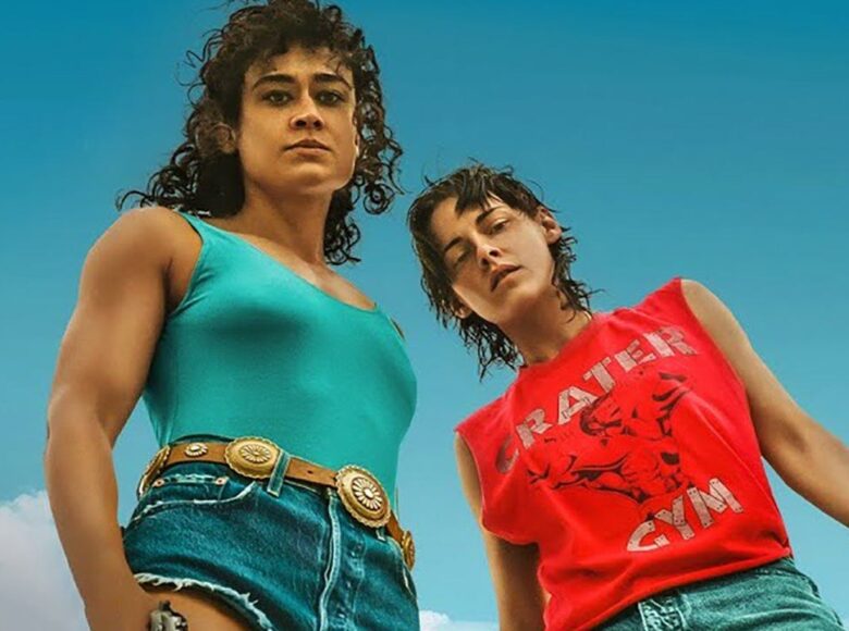 Kadr z filmu. Na zewnątrz. Na tle błękitnego nieba stoją widziane z dołu dwie młode dziewczyny.