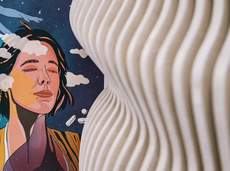 Kolorowa fotografia przedstawia po lewej stronie kadru grafikę zamyślonej kobiety z zamkniętymi oczami. Wydaje się jakby była w chmurach na tle ciemnoniebieskiego nieba. Prawą stronę kadru dominuje biały element przypominający fale.