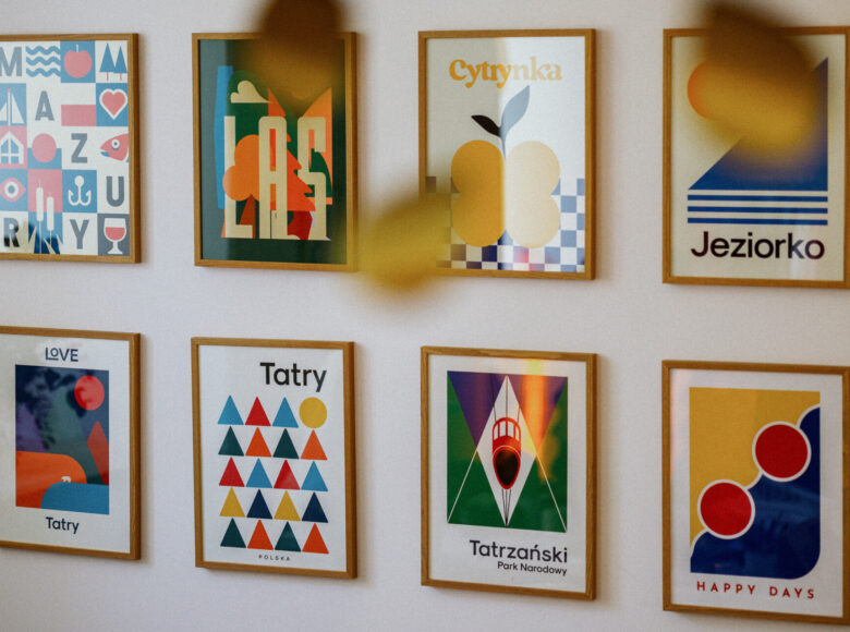 Fotografia przedstawia kolorowe obrazki i grafiki zawieszone na ścianie. Dotyczą one głównie gór Tatr oraz natury ogółem.