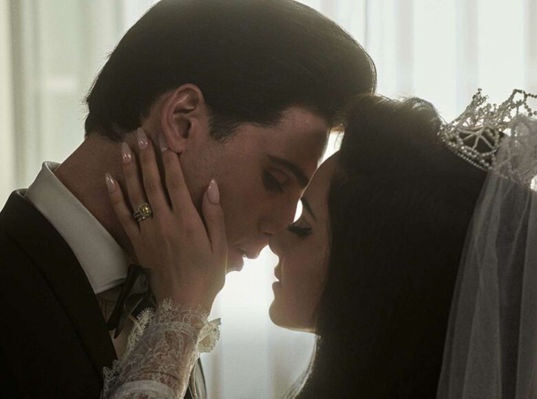 Kadr z filmu. Wnętrze. Profile zbliżających się do siebie twarzy pary młodej.