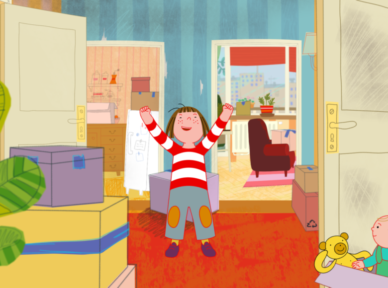 Kolorowa grafika przedstawia wnętrze domu. W centrum obrazka stoi ucieszona postać, wznosząca ręce ku górze. Ubrana jest w bluzkę w czerwono - białe poziome paski i niebieskie spodnie z pomarańczowymi łatami na kolanach. Po prawej stronie w pudełku siedzi dziecko w zielonych spodenkach i niebieskiej bluzce. Obok dziecka leży żółta przytulanka w kształcie małpki.