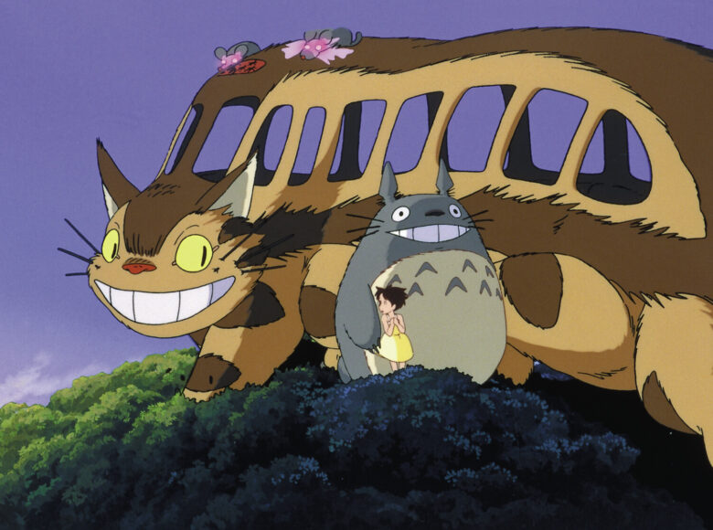 Grafika w żywych kolorach. Na szczycie korony drzewa stoi grupa bajkowych postaci.