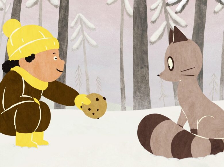 Kolorowa grafika przedstawia scenerię lasu podczas zimy. Po lewej stronie siedzi postać w brązowym, zimowym kombinezonie oraz żółtych butach, rękawiczkach, szaliku i czapce. Postać skierowana jest ku szaro-brązowemu lisowi i podaje mu ciastko.