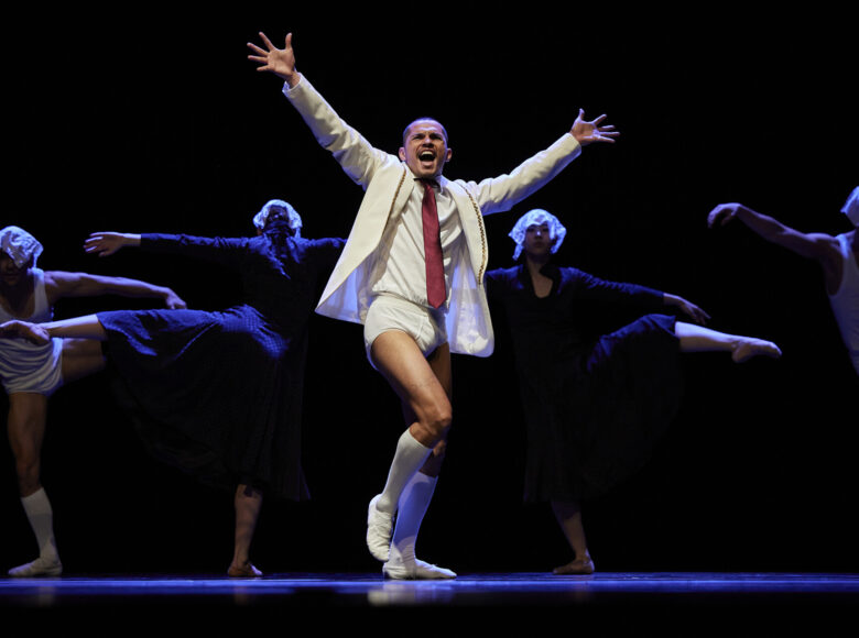 Na scenie grupa tancerzy tańca współczesnego w dynamicznych tanecznych pozach.