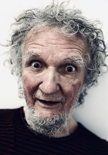 Na fotografii twarz starszego mężczyzny z szeroko otwartymi oczami.