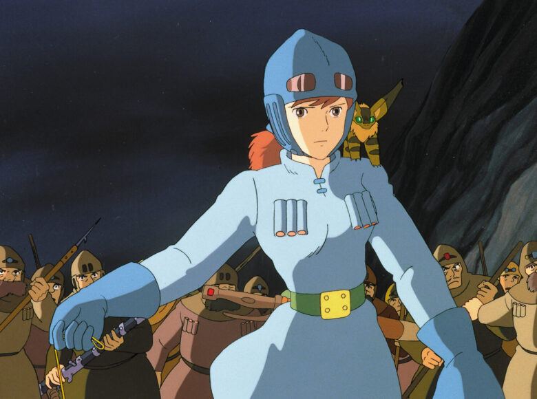 Grafika z filmu animowanego. Na pierwszym planie dziewczyna w niebieskim mundurze. Za nią grupa wojowników z oszczepami, kijami i karabinami.