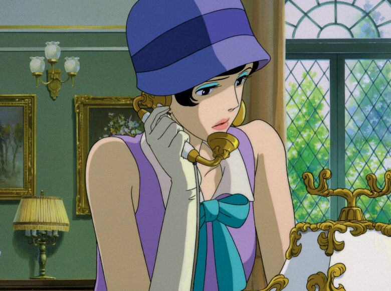 Grafika z filmu animowanego. W elegancko umeblowanym pokoju kobieta w kapeluszu i eleganckiej sukience rozmawia przez telefon.