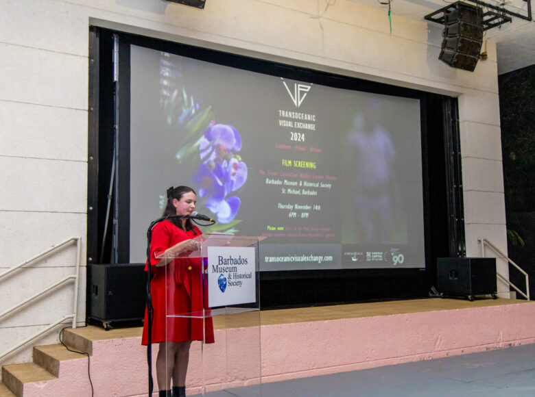 Na scenie kobieta mówi do mikrofonu.