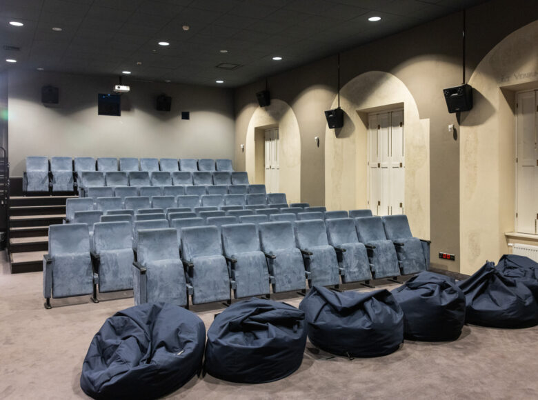 Wnętrze sali kinowej w Centrum Kultury w Lublinie, bez publiczności.