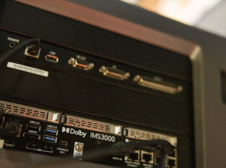 Zbliżenie na projektor filmowy. Pokazane są wejścia na kable do projektora.