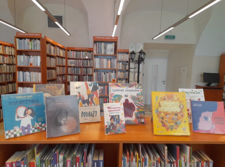 Wnętrze Biblioteki Miejskiej w Centrum Kultury w Lublinie. Regały z książkami.