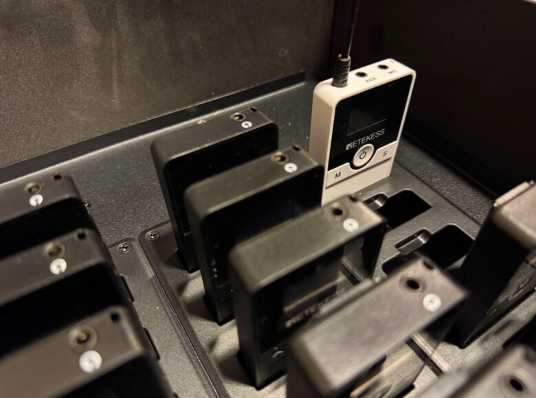 Na zdjęciu zbliżenie na metalowe urządzenie elektroniczne.