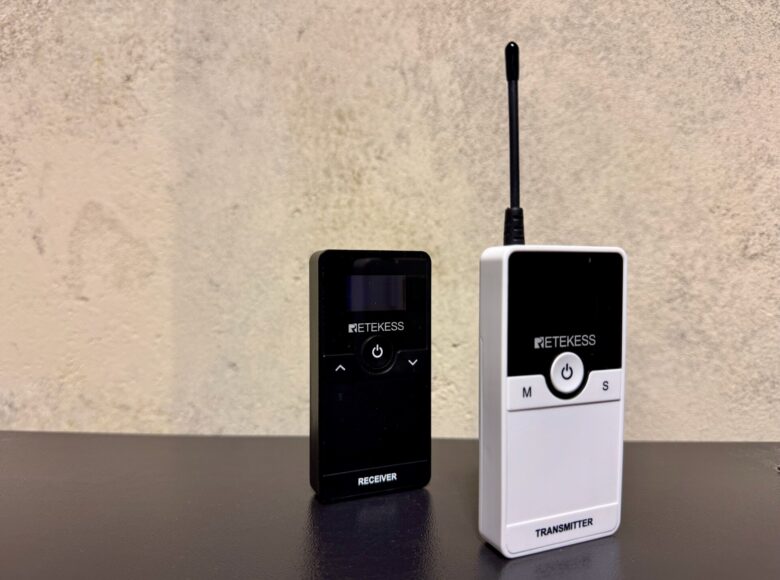 Na zdjęciu dwa niewielkie elektroniczne walkie talkie.