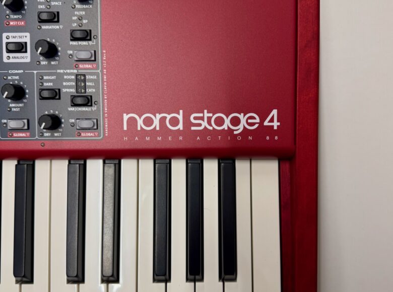 Na zdjęciu zbliżenie na elektryczny instrument muzyczny z pokrętłami i klawiaturą.