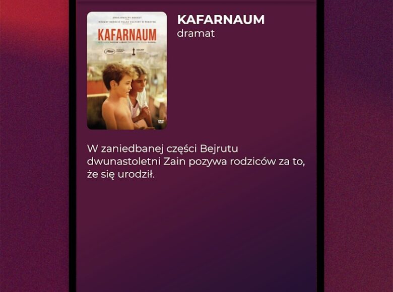 Grafika w kolorach czerwieni i fioletu. Na grafice zdjęcie plakatu filmowego i napisy: "wybierz audiodeskrypcję lub napisy audio" oraz: "Kafarnaum. Dramat. W zaniedbanej części Bejrutu dwunastoletni Zain pozywa rodziców za to, że się urodził."