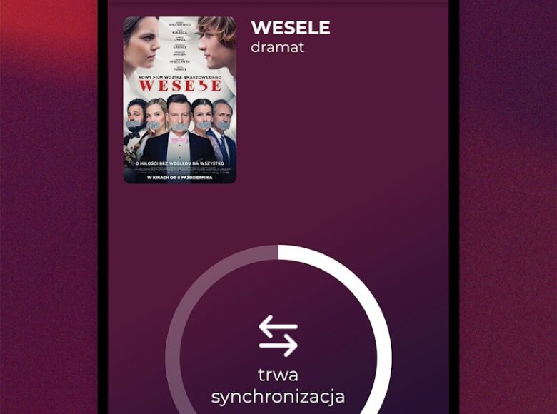 Grafika w kolorach czerwieni i fioletu. Na grafice zdjęcie plakatu filmowego i napisy: "synchronizacja audiodeskrypcji w kinie" oraz: "Wesele. Dramat."