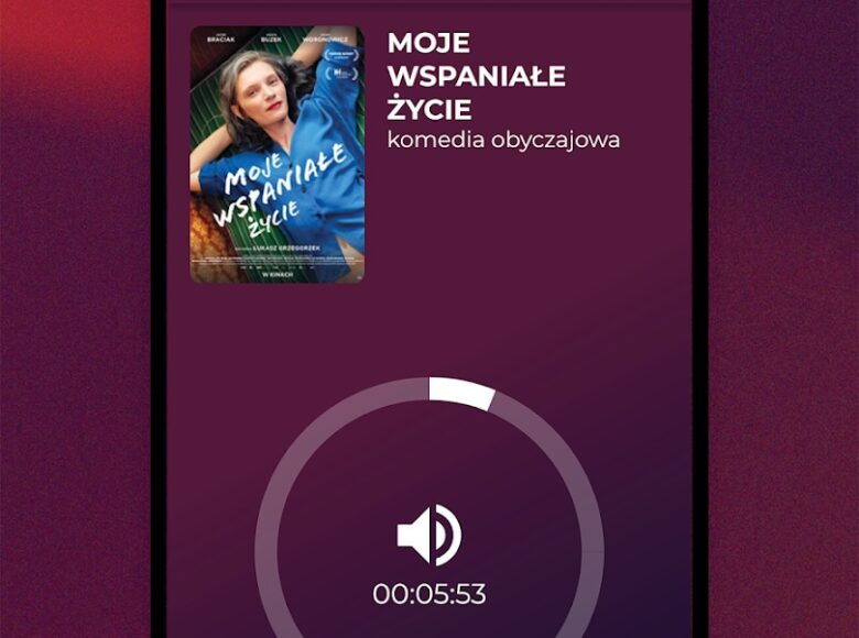 Grafika w kolorach czerwieni i fioletu. Na grafice zdjęcie aktorki Agaty Buzek i napisy: "odtwarzanie audiodeskrypcji" oraz: "Moje wspaniałe życie. Komedia obyczajowa."