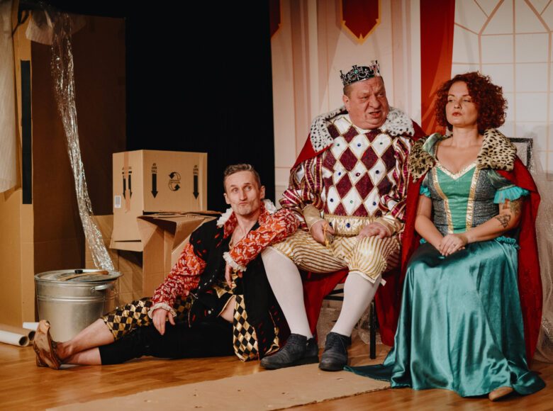 Spektakl teatralny. Na scenie kobieta i dwóch mężczyzn w bajkowych kostiumach.