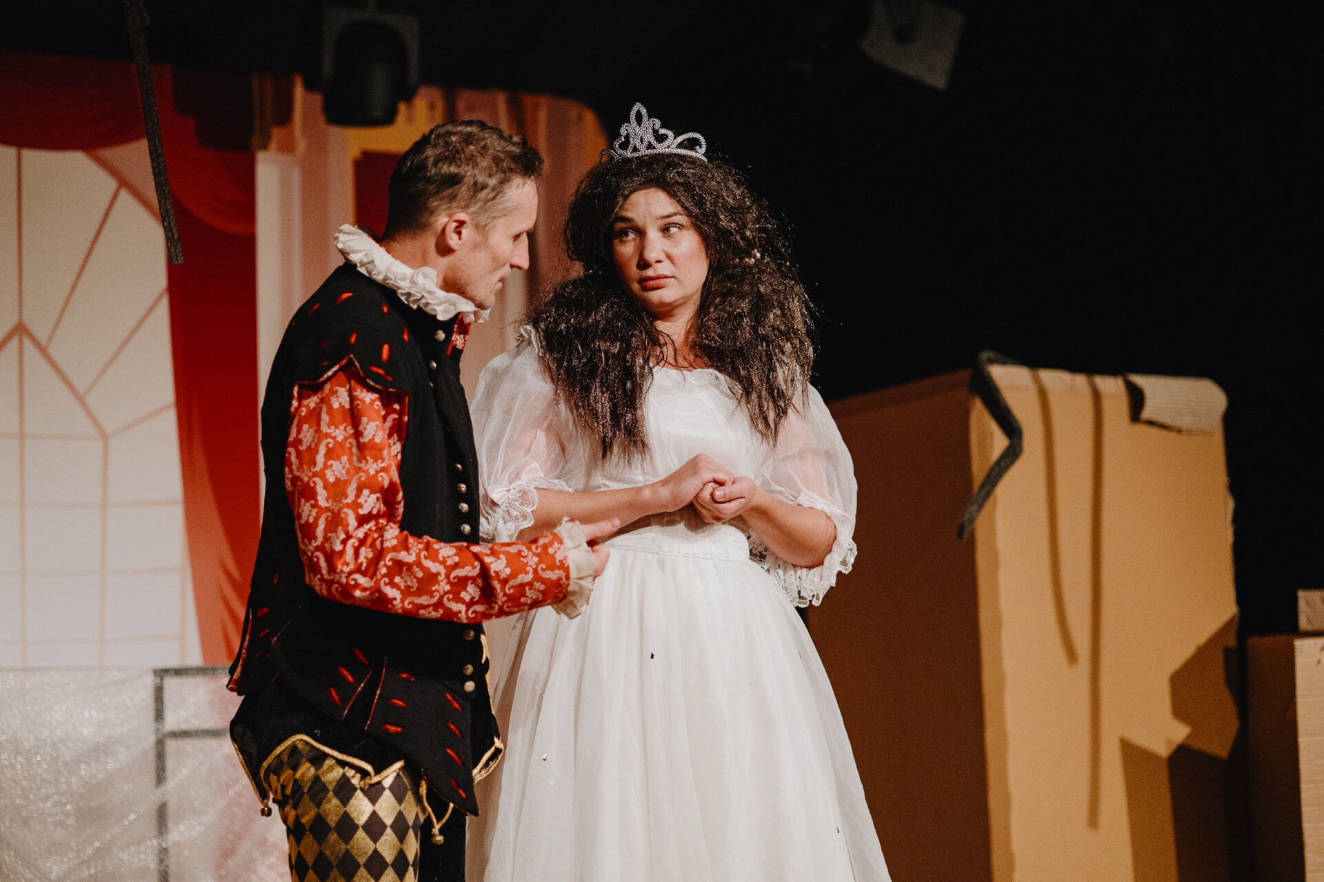 Spektakl teatralny. Na scenie kobieta i mężczyzna w bajkowych kostiumach.