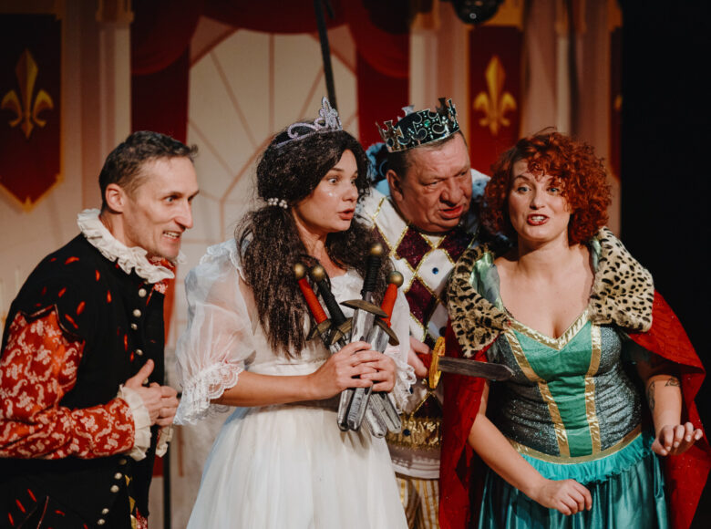 Spektakl teatralny. na scenie dwie kobiety i dwóch mężczyzn w bajkowych kostiumach.