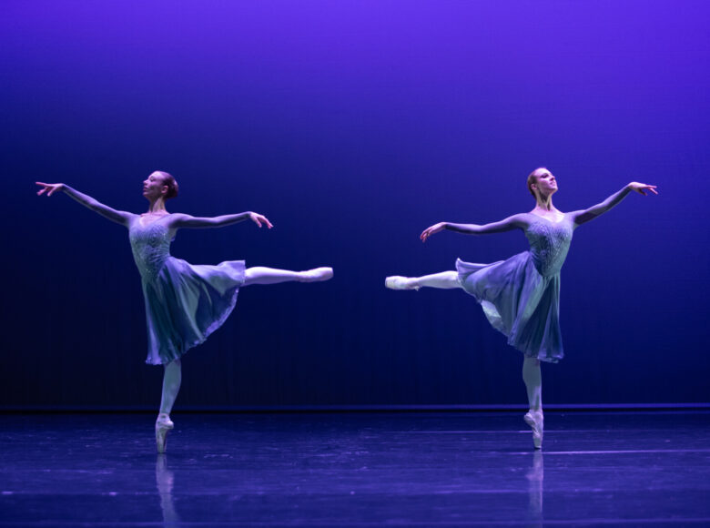 Na scenie dwie tańczące baletnice.