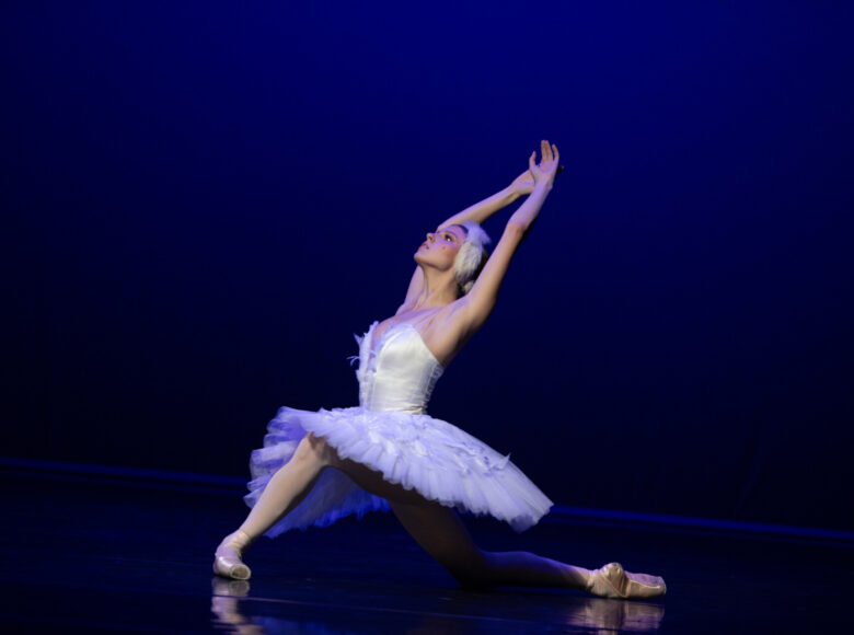 Na scenie tancerka tańca klasycznego w baletowej pozie.