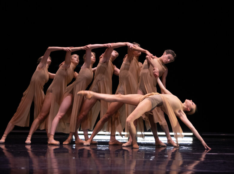 Na scenie grupa baletnic w układzie choreograficznym