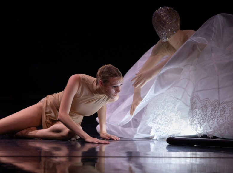 Na scenie dwie baletnice w układzie choreograficznym.