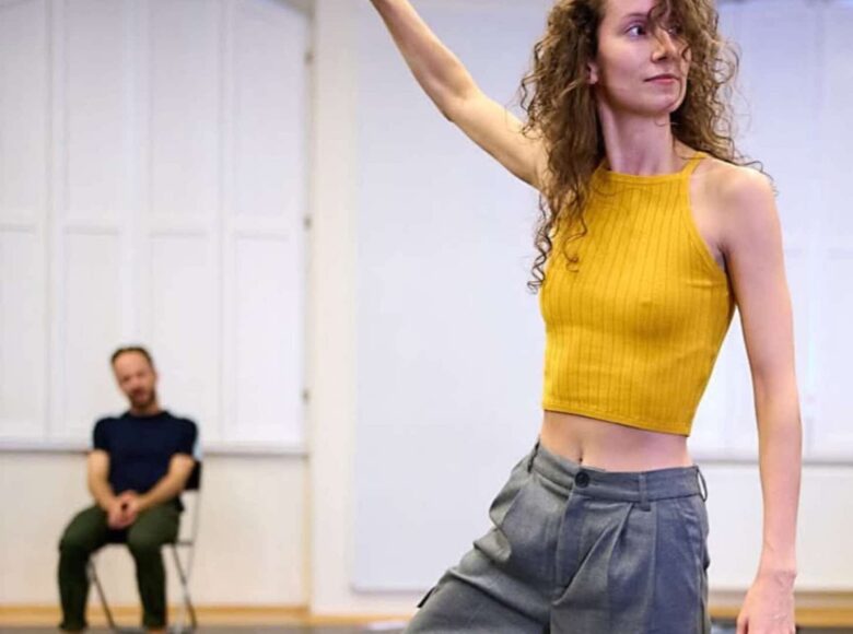 W sali do ćwiczeń tancerka tańca współczesnego ćwiczy układ taneczny.