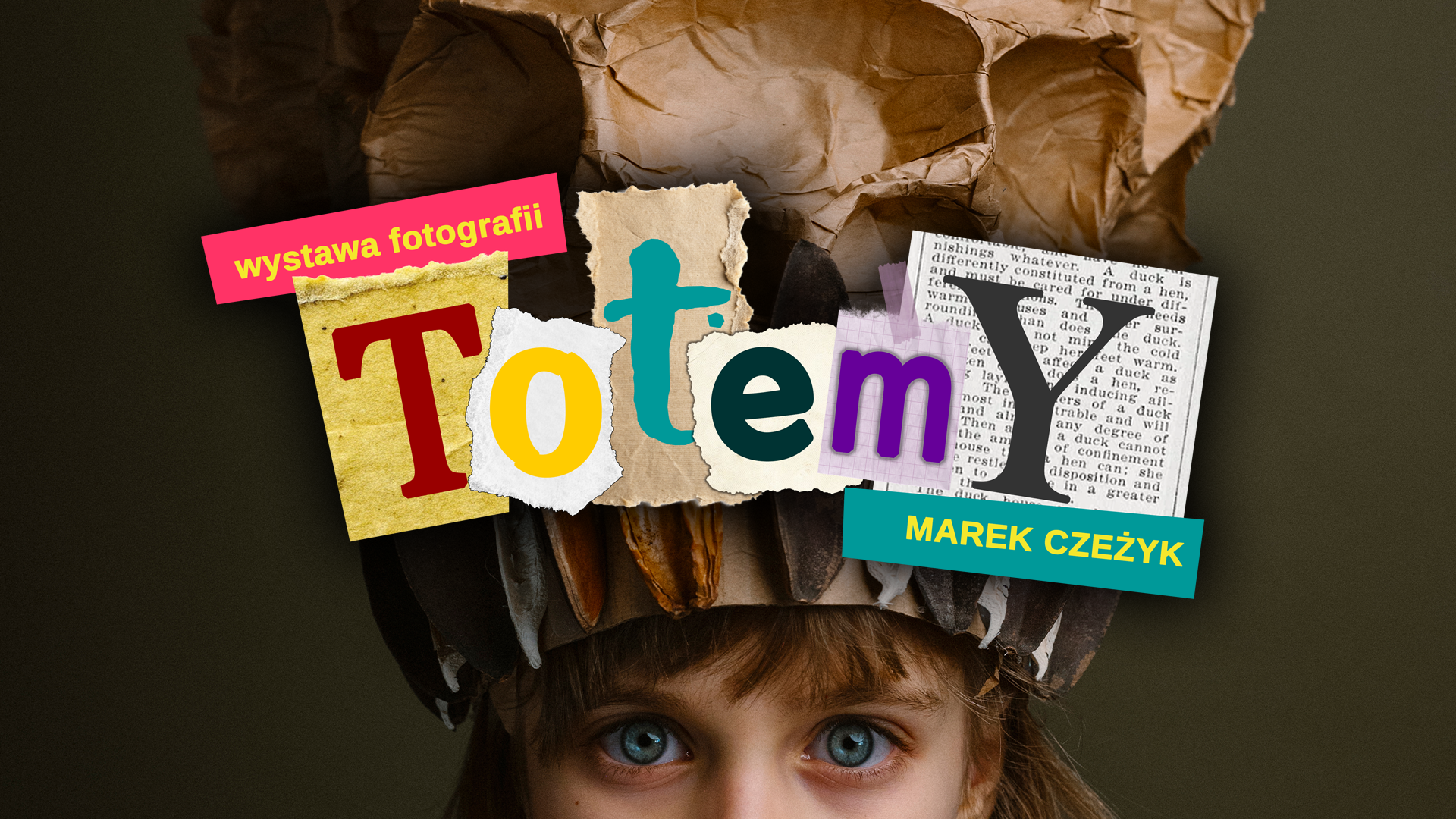 Kolorowa fotografia przedstawia kolorowy kolaż. Przy dolnej krawędzi poziomego kadru widzimy fragment twarzy małego dziecka o niebieskich oczach. Dziecko ma na głowie dużą czapę uformowaną z szarego papieru. Na tej czapie autor fotografii umieścił kolorowe napisy: wystawa fotografii, tytuł wystawy - Totemy oraz swoje imię i nazwisko Marek Czeżyk.