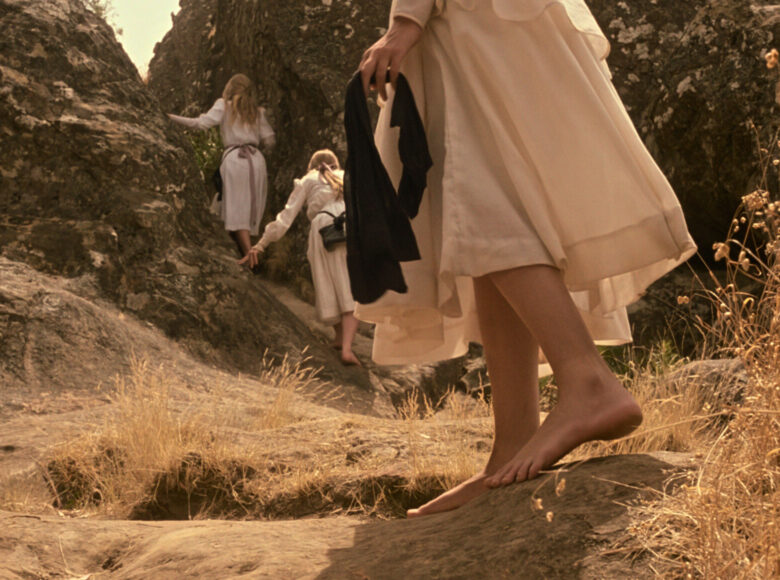 Lato. Trzy dziewczyny spacerują po skałach.