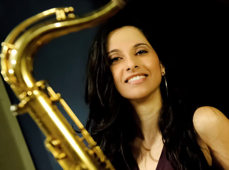 Portret kobiety z saksofonem.