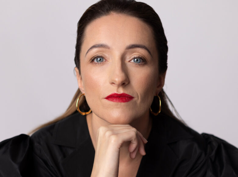 Portret fotograficzny młodej kobiety.