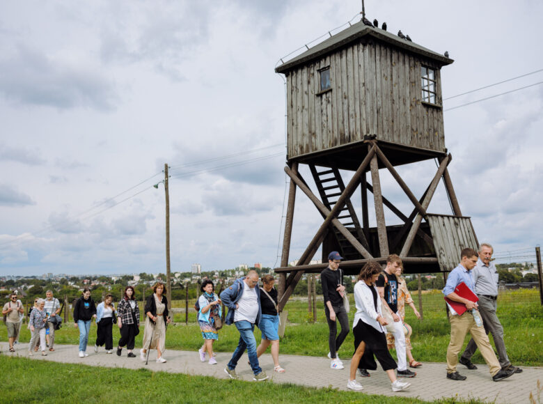 Grupa osób zwiedzających obóz na Majdanku w Lublinie.