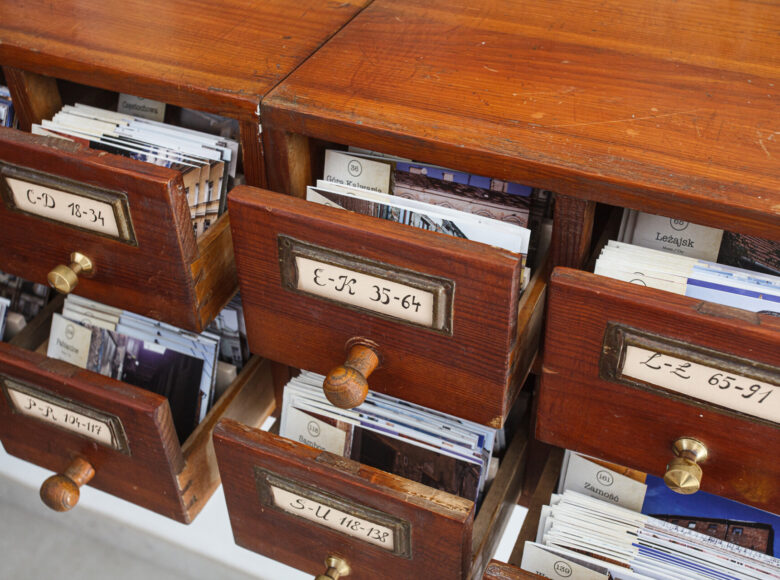 Zbliżenie na komodę biblioteczną z szufladami na karty katalogowe.