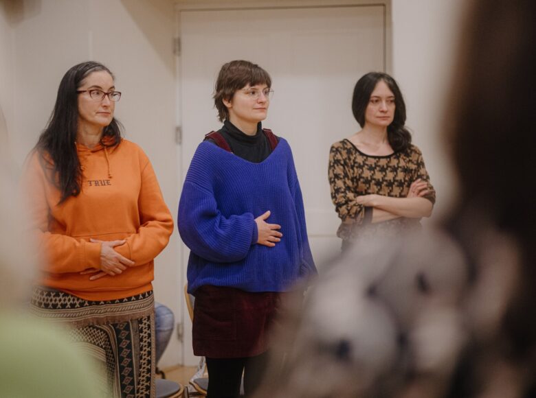 Trzy kobiety stoją obok siebie w pomieszczeniu.