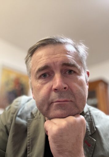 Fotograficzny portret mężczyzny w średnim wieku.