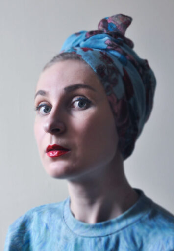 Fotograficzny portret młodej kobiety.