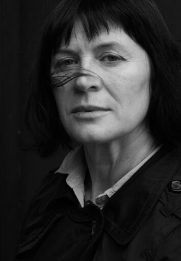 Fotograficzny portret starszej kobiety.