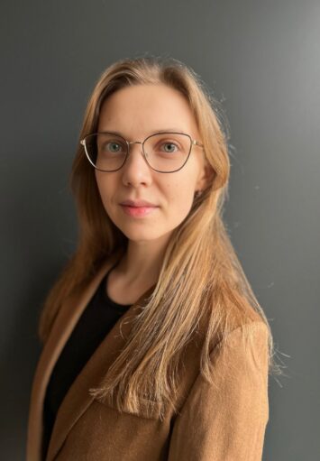 Fotograficzny portret młodej kobiety.