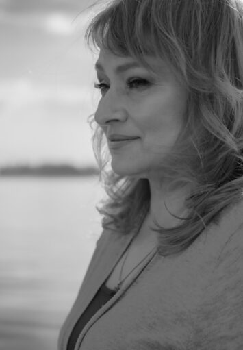 Fotograficzny portret kobiety w średnim wieku.