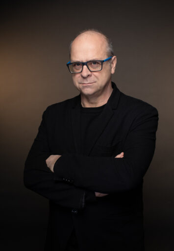 Portret fotograficzny starszego mężczyzny.