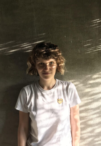 Fotograficzny portret młodej kobiety.