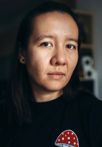 Fotograficzny portret kobiety w średnim wieku.