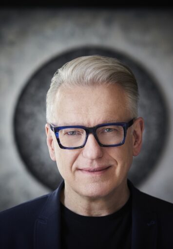 Fotograficzny portret Mariusza Szczygła.