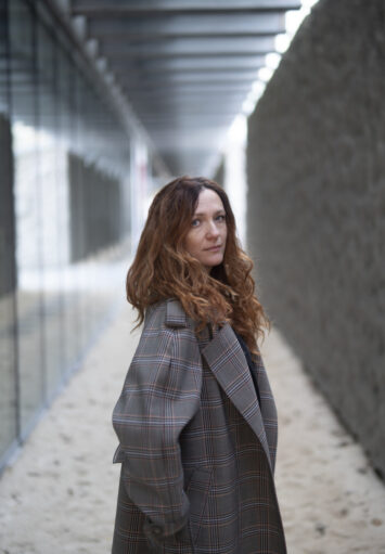 Fotograficzny portret kobiety w średnim wieku.